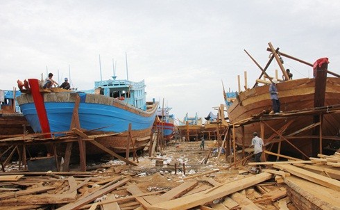 Tại cơ sở đóng tàu Nghĩa Phú (xã Nghĩa Phú, huyện Tư Nghĩa), nhiều người thợ đóng tàu đang làm nghề tại đây cho biết: Trong số khoảng 30 chiếc sắp hoàn thành tại đây, chiếc nhỏ nhất công suất cũng phải 400Cv. Riêng chiếc lớn nhất có chiều dài hơn 24m, công suất trên 800Cv.